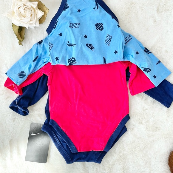 NWT NIKE 3PK LOGO BODYSUITS (onesies) w/logo and “JUST DO IT & “I RUN THE SHOW” - Picture 3 of 7